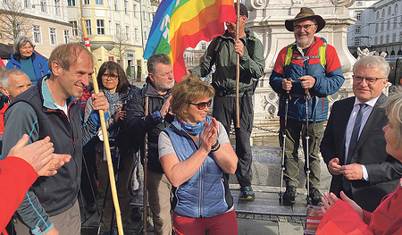 Die Pilgergruppe mit Johannes Aschauer (links im Bild, mit einem Bambusstock in der Hand)