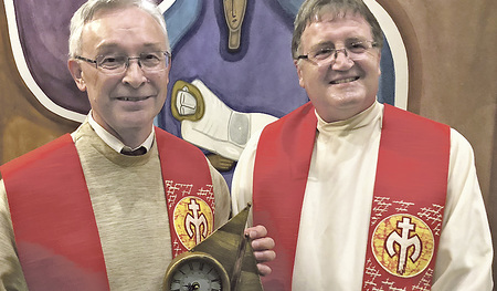 Der neue Provinzial P. Helmut Brandstetter SM (rechts) mit seinem Vorgänger P. Hans Eidenberger SM    