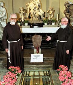 Am Grab von Marco d?Aviano (Wien, Kapuzinerkirche)v. li.: Mayerl, Undesser? Foto: Franz Josef Rupprecht GmbH, A-7123 M?nchhof, Raiffeisenkasse M?nchhof, Konto.-Nr.: 17.608