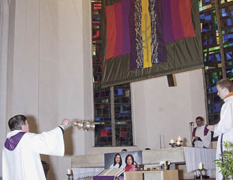 In der Pfarre Kirchdorf ist das neue Fastentuch, entworfen durch der Koreanische Künstlerin Viktoria Hummelbrunner und zusammen genäht durch Christa Strutzenberger, feierlich gesegnet durch Administrator des Stift Schlierbach P. Martin.