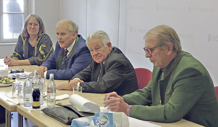 V. l. n. r.: 3. LT-Präs. a. D. Doris Eisenriegler, Die Grünen – Generation Plus, LAbg. Dr. Walter Ratt, OÖ Seniorenring (FPÖ), LH a. D.  Dr. Josef Pühringer, OÖ Senioren­bund (ÖVP), Kons. Heinz Hillinger, OÖ Pensionistenverband (SPÖ) 