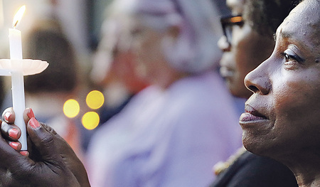 Trauer nach den Attacken in den USA. Die Bischöfe des Landes fordern erneut effektive Waffengesetze.  