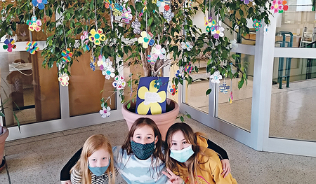 Drei Vöcklamarkter Volksschülerinnen beim Friedensbaum. 