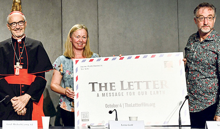 Pressekonferenz zur Präsentation des Doku-Films „The Letter“ (Der Brief) am 4. Oktober 2022 im Vatikan. Im Bild v.l.n.r.: Kardinal Michael Czerny, Lorna Gold und Nicolas Brown.   