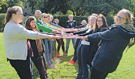 OT-Leiter/innen lernen die Gemeinschaft zu stärken.   