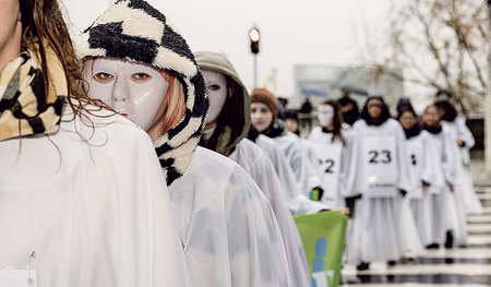 Mitglieder des „Bündnis 8. März“ stellen sich auch heuer wieder in weißen Kutten und Gesichtern auf die Nibelungenbrücke, um auf die bisher im Jahr 2024 ermordeten Frauen in Österreich hinzuweisen (Foto von der Aktion 2023).     