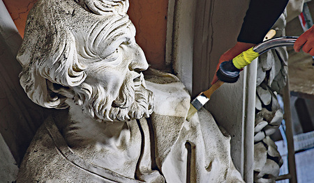 Stiftskirche Schlierbach: Der Apostel Petrus schaut sehr skeptisch auf Staubsauger und Pinsel, mit dem man ihm im Zuge der Renovierungsarbeiten zu Leibe rückt. Die Staub- und Schmutzschicht, mit der er bedeckt ist, machen es nötig.