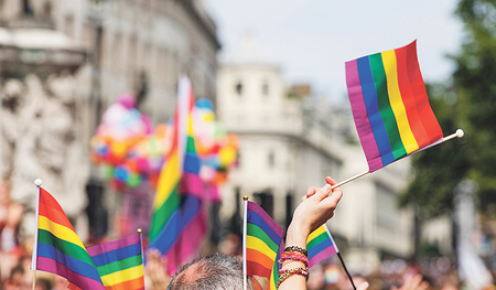 Der Regenbogen ist ein Symbol für den Pride Month.