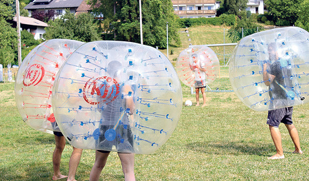 Die Jugendlichen konnten aus vielen Aktivitäten wählen, mit dabei auch Bubble Soccer.  