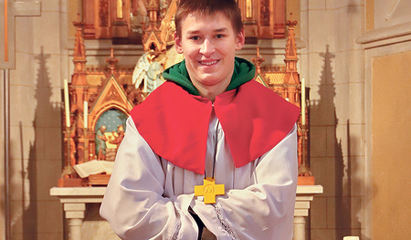 Sebastian Huber mit einem selbst am Computer entworfenen und am 3-D-Drucker produzierten Kreuz.