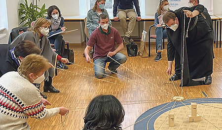 Die Lambacher Pfarrgemeinderät/innen beim Planen.