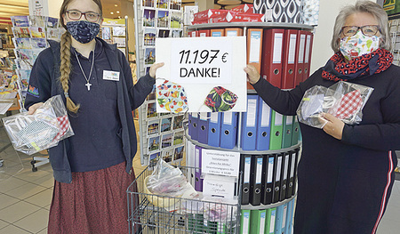Hemma Winkler (links) und Eva-Maria Weber im „Winkler Markt Auhof“ mit dem „Erfolgsprodukt“ Masken.
