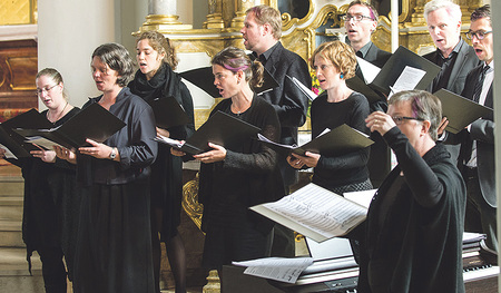 Sabine Müller in Aktion mit ihrem Ensemble  „Scola LitHora“ in der Jesuitenkirche Mannheim