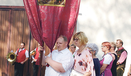 Heinrich Hiptmair trägt die Fahne seit seinem zwölften Lebensjahr.