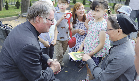 Bischof Manfred Scheuer und Sr. Ceslawa Nowitska im neu eröffneten Kindergarten und Schulzentrum der Ursulinen in Minsk. Die Caritas unterstützt dort Integrationsmaßnahmen.   
