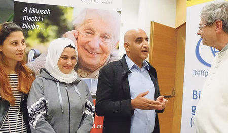 Pfarrer Franz Lindorfer (rechts) als Hausherr des Putzleinsdorfer Pfarrzentrums VITUM im Gespräch mit Asylwerber/innen    