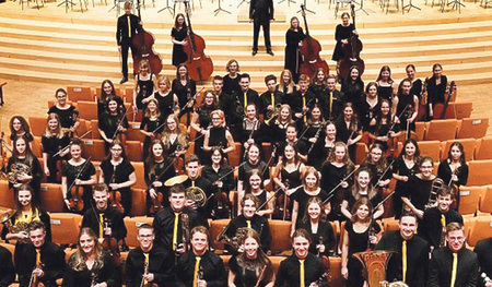 Junge Musiker:innen beim Festival Kirch’klang: die Upper Austrian Sinfonietta mit Peter Aigner 