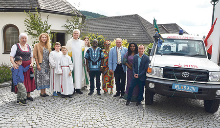 Bei der Übergabe des Ambulanzwagens  