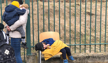 Die Erschöpfung war den Kindern anzumerken. Von einem Tag auf den anderen mussten sie ihr Waisenhaus in Lwiw/Lemberg verlassen. Nun sind sie bei Familien oder in Don-Bosco-Heimen in der Slowakei untergebracht.