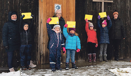 Bei der Barackenkirche Nöstlbach wird die ­„Kinderkirche to go“ verteilt.   