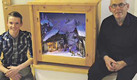Lukas und Franz Schmidt vor der idyllischen Kastenkrippe 