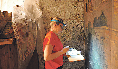Letzte Handgriffe an den bereits wieder eingebauten Hintergrundbildern. 
