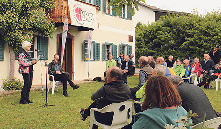 Erna Putz (stehend) und Wolfgang Bögl lasen aus den Jägerstötter-Briefen vor.