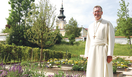 Stift Schlägl: Abt Lukas Dikany im blühenden Schöpfungsgarten. Er ist seit 2019 im Amt. 