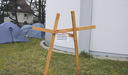 Kreative Einladungen zum Nachdenken über Leiden heute. 