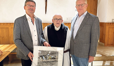 Von links: Bürgermeister Roland Pichler, Altabt Marianus Hauseder und LAbg a. D. Friedrich Bernhofer  