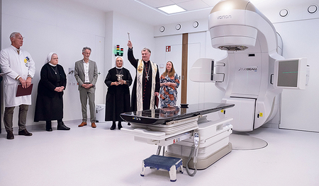 Bischof Manfred Scheuer bei der Segnung des neuen Linearbeschleunigers.   