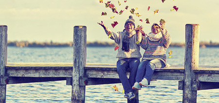 Herbst am Seeufer. Freude an der Natur kann man in jedem Alter haben.
