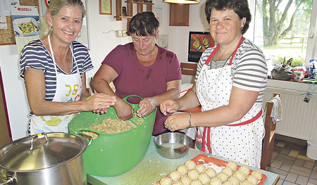 Voller Koch-Einsatz: Angela Pfusterer (rechts) mit Martina Fuchs (links) und Marianne Ebner. 
