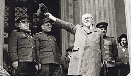 Karl Renner mit sowjetischen Offizieren 1945.