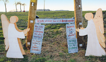 Die Station zur Auferstehung ist in einen Strommasten, der eine A-Form aufweist, eingepasst.  