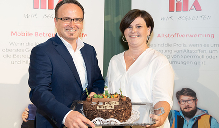 Eine Torte zum Geburtstag: Martin Dizili-Krautgartner (operativer Geschäftsführer der Rifa) und Andrea Rossmaier (kaufmännische Geschäftsführerin der Rifa).