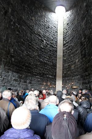 Gedenken an die jüdischen Opfer in der jüdischen Gedenkstätte. Die Präsidentin der Präsidentin der Israelitischen Kultusgemeinde Linz, Dr.in Charlotte Herman, betete das 'El male rachamim' (deutsch: 'Gott voller Erbarmen') auf Hebräisch und Deutsch.