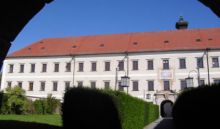 Das Stift Gleink wurde bis 2009 als Caritas-Heim geführt.