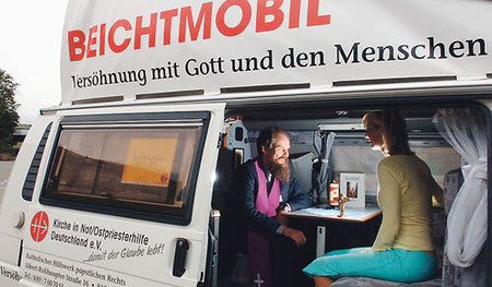 Der weltweit erste rollende Beichtstuhl (nur am 26./27.8., Freigel?nde zwischen Hallen 17 und 9)Das weltweit einzigartige ?Beichtmobil? kommt zum CARAVAN SALON! Zusammen mit dem 47 Jahre alten Pater Hermann-Josef macht der zum Beichtstuhl umgebaute 
