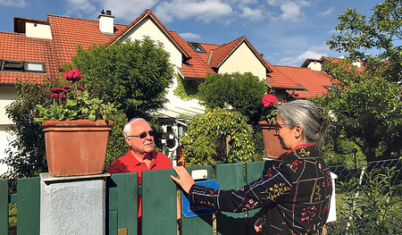 Gespräche am Gartenzaun. Irmgard Lehner sucht den Kontakt, weil sie verstehen will, was die Menschen bewegt: „Nur so kann Kirche lebendig bleiben“, sagt sie.     