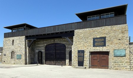 Das Eingangsgebäude mit Haupttor des ehemaligen KZ Mauthausen: Im KZ Mauthausen und seinen Nebenlagern wurden rund 200.000 Menschen inhaftiert, von denen mehr als 100.000 ums Leben gekommen sind.