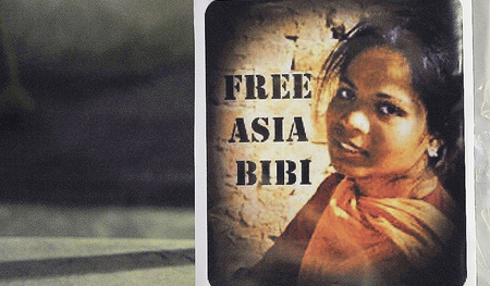 Ein Plakat mit dem Porträt von Asia Bibi. 