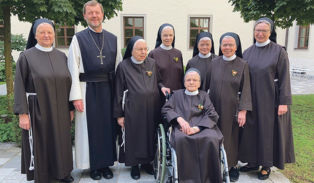 Generalvikarin Sr. M. Rosa, Abt Reinhold Dessl OCist, Sr. M. Martina, Sr. M. Petra, Sr. M. Bertilla, Sr. M. Benedikta, Sr. M. Goretti und Generaloberin Sr. M. Barbara (von links).   