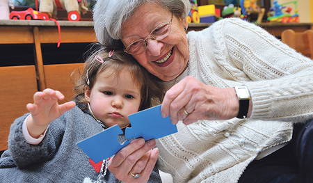 Die Leihomas helfen Familien stundenweise aus. 
