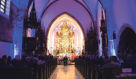 Simon Hintringer setzte mit seiner Lichttechnik den Kirchenraum neu in Szene.