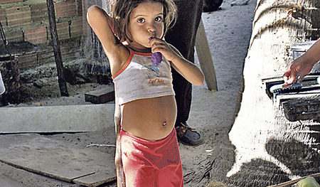 Auf der Amazonien-Synode sollten die Probleme der Menschen in diesen Ländern (Bild oben) im Vordergrund stehen, sagt Pater Bernd Hagenkord.