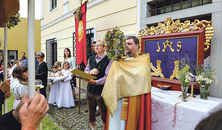 P. Mario Marchler zelebrierte den Festgottesdienst zu Fronleichnam in Regau. Mehr Berichte zu Fronleichnam in den Pfarren im Internet unter www.kirchenzeitung.at  