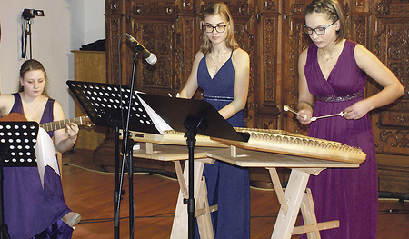 „Die Vielsaitigen“ begleiten die Segensfeier.   