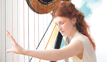 Sie gestaltet Serigrafien auf Leinwand und spielt eigene Kompositionen auf der Harfe: Martina Stock.   