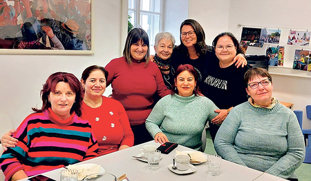 Zeit für seltene Abwechslung und Austausch untereinander ist im Betreuer:innen-Café, hier in Braunau. Mit am Bild Betriebsseelsorgerin Susanne Lew (stehend 3. v. li). 